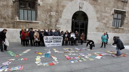 Protesta de los lilbreros ante el Palau de la Generalitat por el impago de la deuda 