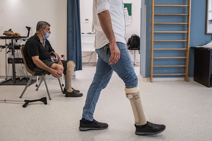 Abdulstar Muhammad y otro paciente amputado durante el entrenamiento para la adaptación a sus nuevas prótesis en Erbil. “Los pacientes vienen con la expectativa de volver a sus vidas anteriores”, dice la fisioterapeuta Ana Rodrigues. “En el momento en que les pones una pierna, se ponen de pie y empiezan a caminar, ya están a medio camino de conseguir su objetivo. Lo que brindamos aquí es un primer paso que a su vez les permite acceder a la educación, el trabajo y ser parte de la sociedad”.