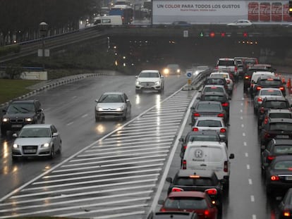 Atascos por el corte de los accesos al t&uacute;nel de Plaza de Castilla de Madrid.