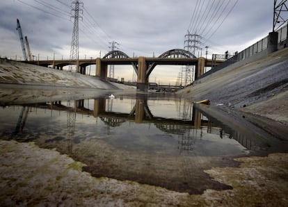 El puente de la calle 6, en Los Ángeles. Construido en 1932, tiene 1.066 metros de longitud. Es el puente más largo de la ciudad y una de las joyas arquitectónicas de Los Ángeles.