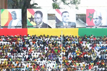 Guineanos asisten a un desfile militar en Conacry para conmemorar la semana pasada el 60 aniversario de la independencia de Francia.