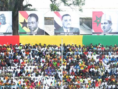 Guineanos asisten a un desfile militar en Conacry para conmemorar la semana pasada el 60 aniversario de la independencia de Francia.