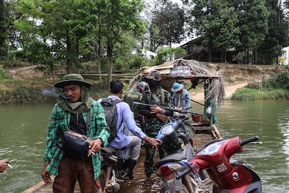 Combatientes de la Fuerza de Defensa del Pueblo cruzan el río en barca cerca de la línea del frente en la región de Tanintharyi, Myanmar el 21 de marzo de 2024. 