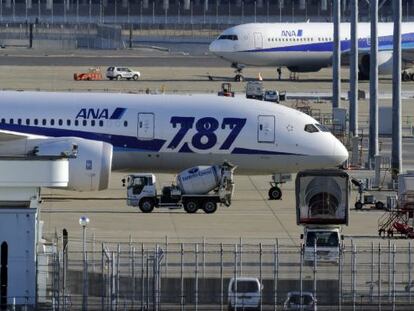 Dos Boeing 787 de All Nippon Airways, en la pista del aeropuerto de Tokio.