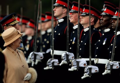 La reina Isabel pasa revista a las tropas. Entre los soldados, su nieto Enrique.