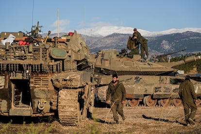 Soldados israelíes con tanques en la frontera con Líbano, este martes. 