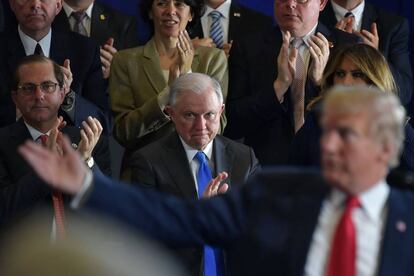 El fiscal general de Estados Unidos, Jeff Sessions, y el presidente Donald Trump.