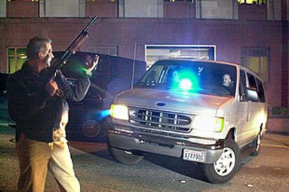La policía norteamericana conduce detenido en un vehículo a Ahmed Ressan en Seattle.