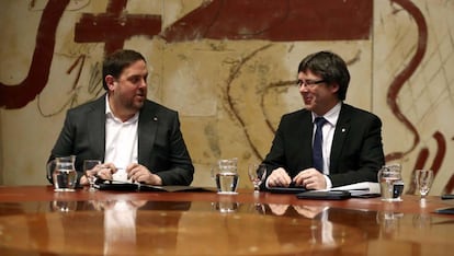 Carles Puigdemont i Oriol Junqueras durant la reunió del Consell Executiu.