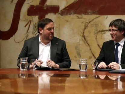 Carles Puigdemont y Oriol Junqueras durante la reunión del Consell Executiu.