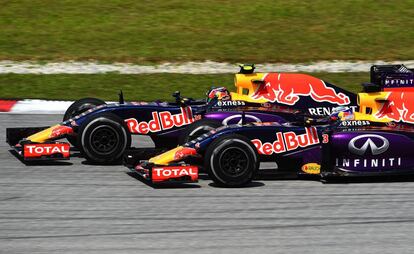 Los Red Bull de Daniel Ricciardo y Daniil Kvyat rodando en paralelo durante la carrera