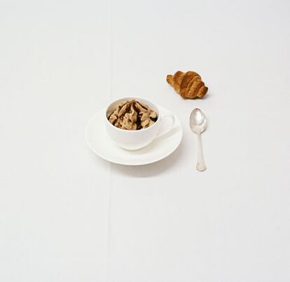 'Cappuccino'. Reinterpretación de Bottura del popular café italiano con crema de patata y cebolla rociada de 'aceto' balsámico de Módena.
