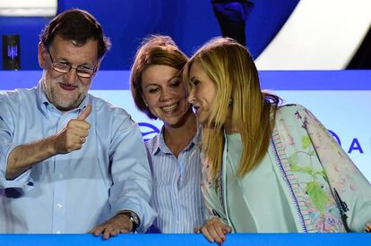 Rajoy, Cospedal y Cifuentes, en el balc&oacute;n de la sede del PP.