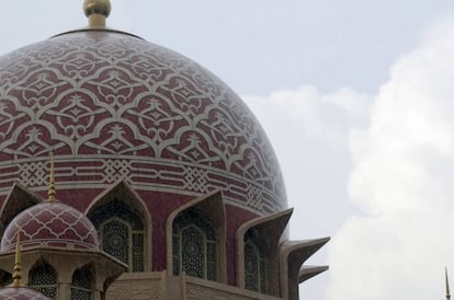 La mezquita Putra de Putrajaya (Malasia).