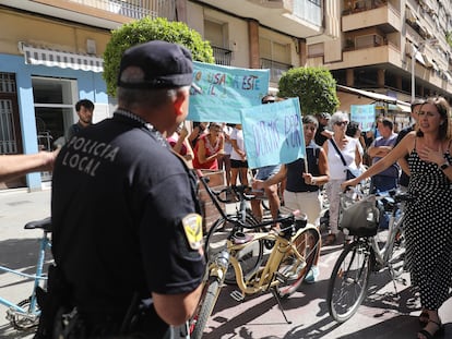 Un grupo de ciclistas paralizan las obras de desmantelamiento de un carril bici en Elche (Alicante).