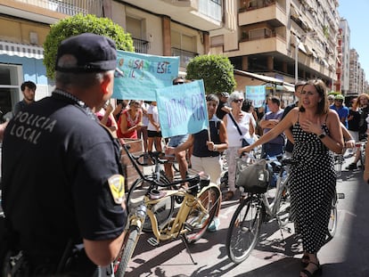 Unos 60 usuarios del carril bici en Elche paralizan las tareas de desmantelamiento del carril bici el pasado 28 de agosto.