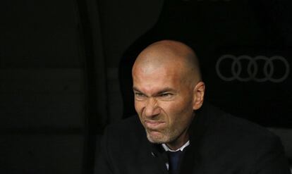 El técnico francés del Real Madrid, Zinedine Zidane, en el banquillo blanco durante el encuentro correspondiente a la jornada 25 de primera división, que disputan esta noche frente a la UD Las Palmas en el estadio Santiago Bernabéu, en Madrid.