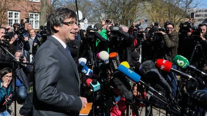 El expresidente de la Generalitat Carles Puigdemont se dirige a los medios tras abandonar la cárcel de Neumünster en Alemania, el pasado 6 de abril.