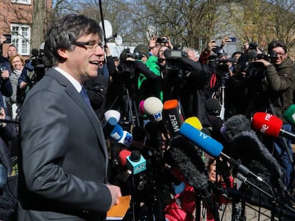 El expresidente de la Generalitat Carles Puigdemont se dirige a los medios tras abandonar la cárcel de Neumünster en Alemania, el pasado 6 de abril.