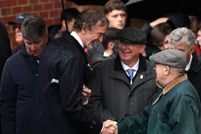 Sir Jim Ratcliffe (izquierda) con el ex entrenador del Manchester United, Sir Alex Ferguson (centro), tras el funeral por las víctimas de la catástrofe aérea de Múnich de 1958 en Old Trafford, Manchester.