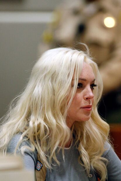 Lindsay Lohan se ha propuesto batir el record de maltratar una cabellera ella solita. ¿Qué ha sido de su pelirrojo natural? Ni rastro, solo le queda una melena pajiza híperdecolorada y con aspecto de peluca.