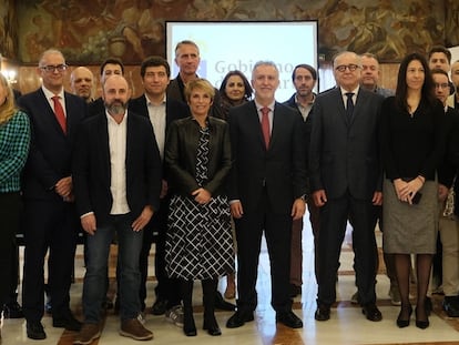 El presidente de Canarias, Ángel Víctor Torres (en el centro de la imagen), este viernes durante la presentación de resultados de una campaña para atraer inversiones, en una imagen cedida por el Gobierno de Canarias.