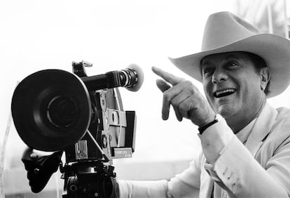 El actor estadounidense Tony Curtis detrás de una cámara en el 38º edición del Festival de Cannes, 11 de mayo de 1985.