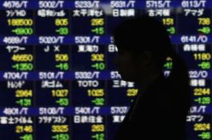 Panel que marca varios precios de la Bolsa de Tokio.