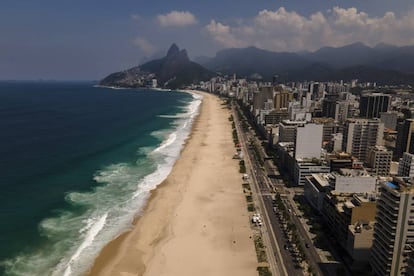 Playa de Copacabana vacía, este sábado.