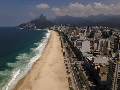 Playa de Copacabana vacía, este sábado.