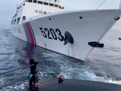 Imagen de un vídeo facilitado por las Fuerzas Armadas de Filipinas muestra un buque guardacostas chino tras chocar el domingo con un barco de suministro de las Fuerzas Armadas de Filipinas cuando se acercaban al segundo banco de arena Thomas, un arrecife localmente conocido como Ayungin, en el disputado Mar del Sur de China.