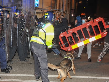 Los manifestantes se enfrentaban a la policía, este domingo por la noche en Bristol.