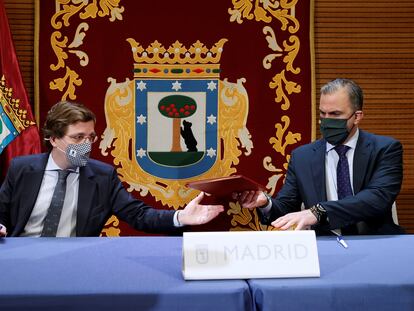 El alcalde de Madrid, José Luis Martínez-Almeida, junto con el líder de Vox en Madrid, Javier Ortega Smith, durante la firma del acuerdo de presupuestos-