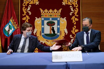 El alcalde de Madrid, José Luis Martínez-Almeida, junto con el líder de Vox en Madrid, Javier Ortega Smith, durante la firma del acuerdo de presupuestos-