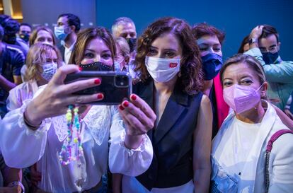 Isabel Díaz Ayuso junto a simpatizantes del PP, este sábado en Valencia. 