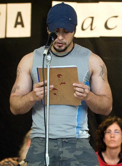 Uno de los reclusos, durante su intervención en la lectura poética en la Modelo de Barcelona.