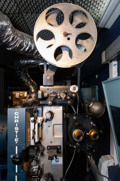 El proyector que maneja en el Gaumont.