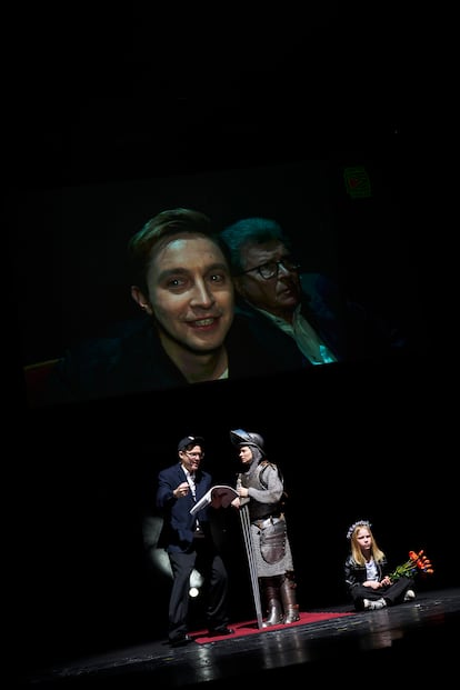 Itay Tiran, Tilman Tuppy, Mavie Hörbiger, Willfried Kovárnik y Dora Staudinger, en 'Burgtheater'.