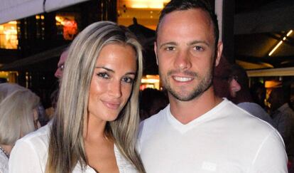 Oscar Pistorius, con su novia Reeva Steenkamp.