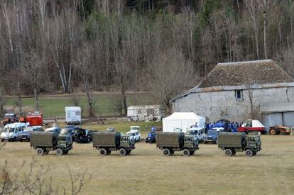 Vehículos militares transportan este martes equipos de investigación en Seyne-les-Alpes (Francia).