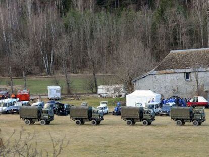 Vehículos militares transportan este martes equipos de investigación en Seyne-les-Alpes (Francia).