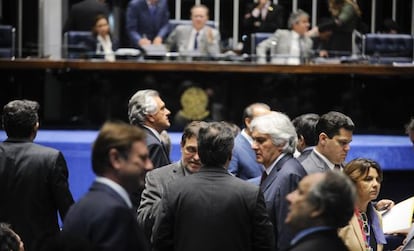 Delc&iacute;dio do Amaral entre colegas em sess&atilde;o do Senado do dia 24 de novembro.