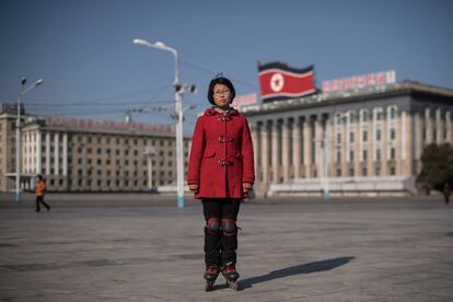 Kin Hong es estudiante en la ciudad de Pyongyang le gusta patinar en la plaza Kim Il-Sung.
