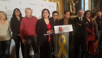 La alcaldesa de Barcelona, Ada Colau, durante la recepción a los familiares de políticos presos.