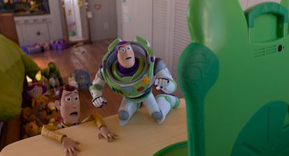 Woody y Buzz Lightyear, ante la tableta Lilypad en 'Toy Story 5'.Pixar (EFE)