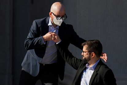 El diputado chileno Giorgio Jackson saluda al presidente electo, Gabriel Boric, durante la presentación del gabinete este viernes.