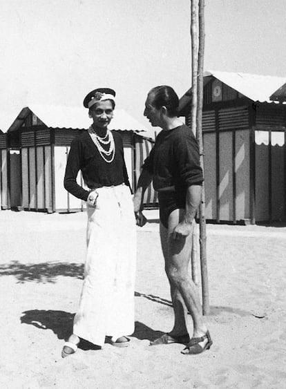 Despreciaba los signos de ostentación de su época y decidió cambiarlos. Acortó las faldas, creó los trajes de chaqueta que liberaron a las mujeres de los corsés, puso cadenas a los bolsos y consiguió que un simple vestido negro, basado en parte en el del orfanato donde pasó parte de su infancia, se convirtiera en una referencia de la elegancia, pero Coco Chanel (1883-1971) lideró también un movimiento de mujeres que empezaron a cortarse el pelo, tomar el sol y andar con zapato plano. Con todo, la diosa de la Rue Cambon de París fue también la persona que popularizó el uso del pantalón en una época en la que el mismísimo Hollywood se escandalizaba cuando actrices europeas como Marlene Dietrich lucían una prenda que hasta entonces todos identificaban con los hombres.