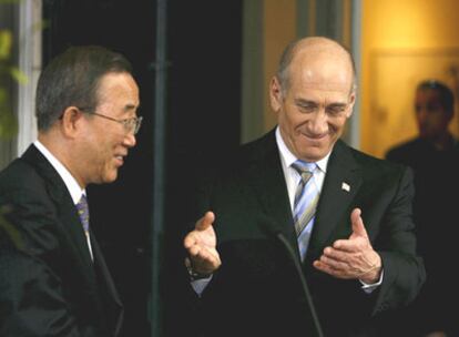 El primer ministro israelí, Ehud Olmert (d), recibe al secretario general de la ONU, Ban Ki-Moon, durante su encuentro en Jerusalén, Israel, hoy lunes 26 de marzo.