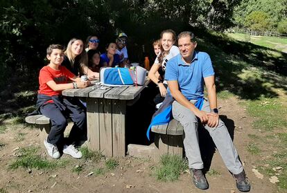 Los Molina, González y Cuevas, en una de las mesas del área recreativa.