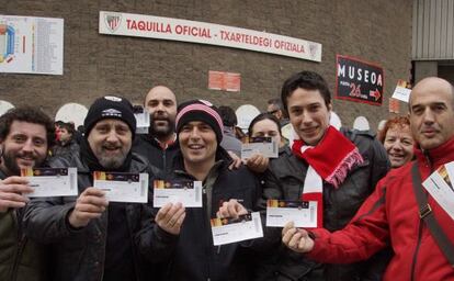 Aficionados del Athletic con entradas para un partido anterior.